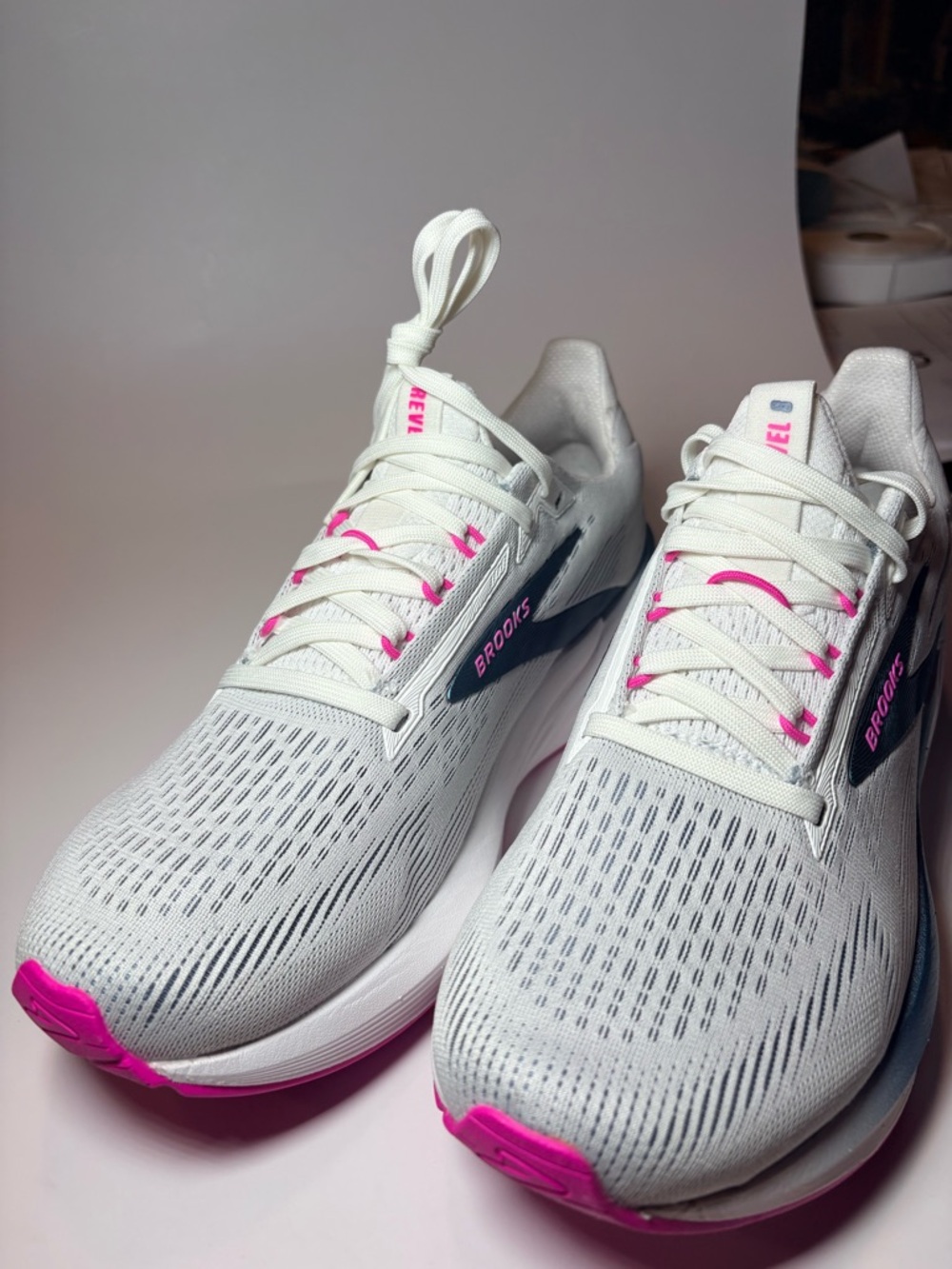 New Brooks Revel 8 Women’s size 8.5 White & Blue Running Shoe with Pink Accents - Picture 12 of 14